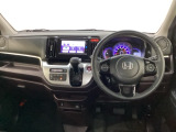 車内は光触媒抗菌消臭施工済です。インパネ周りはスタイリッシュなデザインです。グローブボックスやカップホルダーのほかにトレーなどたくさんの収納スペースが付いています。