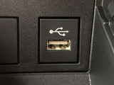 こちらのクルマはUSB接続コネクタも装備されています♪スマホの充電などにお使い下さい。ご旅行中での充電切れも、これなら心配いりませんね!