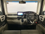 【前方視界】開放的な前方視界!運転がしやすく疲れにくいです♪窓が大きく、見通しがとっても良いおクルマですよ♪