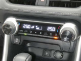【オートエアコン】車内温度を感知して自動で温度調整をしてくれるのでいつでも快適な車内空間を創り上げます!どの席に座っても快適なドライブが楽しめます♪