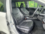 運転席まわりには十分なスペースがあり、大柄な方でもゆったり運転していただける環境です。