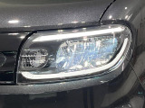 【LEDヘッドライト】悪天候や夜間走行時も良好な視界を確保し安心して運転できる高輝度LEDヘッドライトを装備!点灯速度が早く、消費電力も抑えられています。
