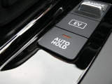 オートブレーキホールドは、ブレーキペダルを離しても車を停止させる機能で、交通渋滞や信号待ちでのブレーキの継続的な使用を減らし、運転の負担を軽減します。坂道発進時もとても便利ですよ!