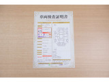【車両検査証明書】店頭にて、クルマの状態が一目で分かる査証明書を公開中。トヨタ認定検査員が厳しく検査し、状態を点数と図解で表示しています。修復歴はもちろん、傷やヘコミの箇所や程度がご確認いただけます。