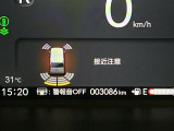 パーキングセンサーシステムは走行中に障害物が迫ると音と表示でお知らせ、低速走行時時の安心感を高めます