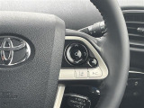【レーダークルーズコントロール(全車速追従機能付】ミリ波レーダーと単眼カメラで先行車を認識し、車速に応じた車間距離を保ちながら追従走行を支援します。