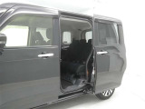 【両側パワースライドドア】両側パワースライドドア付きだから、狭い駐車スペースなどでの 乗り降りラクラク!小さなお子さまのいるご家庭には嬉しい装備。