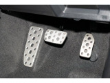 スポーティなデザインのアルミパッドブレーキペダルです。
