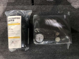 もしパンクをしてしまったら、この溶剤をエア注入口より入れて応急処置をして下さい。重たいスペアタイヤを積んでいるより燃費の向上になるので、パンク修理キット搭載の車が増えているんです。