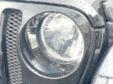 ●LEDヘッドライト:夜間走行時も良好な視界を確保し安心して運転できる高輝度LEDヘッドライトを装備!点灯速度が早く、消費電力も抑えられています。