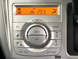 【オートエアコン】一度お好みの温度に設定すれば、車内の温度を検知し風量や温度を自動で調整。暑い&hellip;寒い&hellip;と何度もスイッチ操作をする必要はありません。快適な車内空間には必須の機能ですね♪