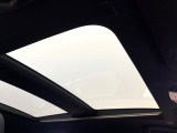 【調光パノラマルーフ】車内の解放感が一気に上がる大型パノラマルーフに調光機能がプラス!日差しが強い時、シェードを閉めなくてもガラスの透明度を調整することで心地よい明るさに♪