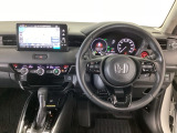 【ハンドル】運転にかかわる様々な操作を安全に行えるように視点移動が少なく操作性に配慮されたスイッチ類が凝縮されたコックピットです。