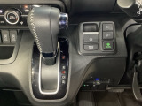 CVT車のセレクトレバーです。低速から高速まで、変速ショックのないスムーズな走りと、エンジン効率のよい領域を維持して燃費にも貢献します。サイドブレーキはスイッチ操作の電子制御パーキングブレーキです。