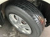 純正ホイールキャップとスチールホイールを装着しています。