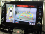 パノラミックビューモニター付きです。車両を上から見たような映像をディスプレイオーディオ画面に表示。運転席からの目視だけでは見にくい、車両周辺の状況をリアルタイムでしっかり確認できます。