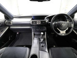 上質で落ち着いた印象のインパネ。視界も広々で運転しやすいです。