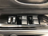 パワーウィンドのスイッチです。運転席に座りながら、助手席や後席の窓を開け閉めできるので大変便利ですよ。