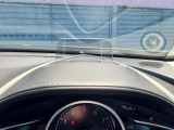 運転視界の遠方上方に虚像を投影することで前を見ながら情報の視認ができます。本当にドライバーが必要な情報を適切に伝え、楽しんで頂くことを考えた新世代装備です。※虚像は1.5m前方に浮かぶイメージです。