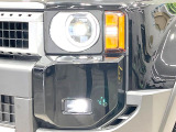 【LEDヘッドライト】悪天候や夜間走行時も良好な視界を確保し安心して運転できる高輝度LEDヘッドライトを装備!点灯速度が早く、消費電力も抑えられています。