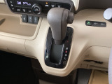 自然に手が届き、操作性の良いインパネシフトに、パーキングブレーキはフットブレーキタイプなので、運転席と助手席の間はすっきりしています。