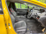 運転席まわりには十分なスペースがあり、大柄な方でもゆったり運転していただける環境です。