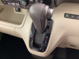 インパネシフトを採用しているので、前席の足元も広々としています。運転席と助手席の行き来もスムーズです!