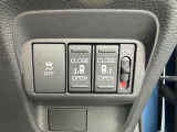 両側電動スライドドアです。リモコンや運転席スイッチ、ドアハンドルの操作で自動開閉。お子さまを抱きかかえている時や荷物の多い時などに便利です。