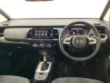車内は光触媒抗菌消臭施工済です。スタイリッシュなデザインでスポーティなインパネ周りを演出します。グローブボックスやカップホルダーのほかにトレーなどたくさんの収納スペースが付いています。