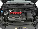 排気量を小さくし燃費とパワーを両立する高効率直噴ターボエンジン。燃料一滴一滴をパワーへと昇華させるAudi独自のFSI(直噴システム)により、燃料を無駄なく燃焼。