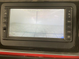 ギアをリバースに入れると車両後方の映像を映し出します。画面にはガイドラインが表示され、車庫入れや縦列駐車などの際に安全確認をサポートします。
