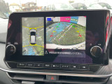 車を真上から見ているように、周囲の状況を把握しながら安心して駐車が行えるアラウンドビューモニター装備!