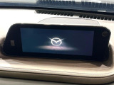 【8.8インチマツダコネクト】車内の雰囲気にマッチした大型のディスプレイ。スマホ接続でのナビ使用やBluetooth再生等、様々な機能が楽しめます。直感的なダイヤル操作が可能で、使い勝手も良好です。