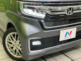 【LEDヘッドライト】悪天候や夜間走行時も良好な視界を確保し安心して運転できる高輝度LEDヘッドライトを装備!点灯速度が早く、消費電力も抑えられています。