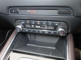 運転席と助手席それぞれで温度調整が可能なオートエアコンに加え、ステアリングヒーターと前二席分のシートヒーターが車内を快適に保ちます。