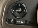 ステアリング左手側にオーディオ関連のコントロールスイッチを配置しています。操作時は視線を逸らすことなく運転に集中できます。