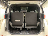 サードシート跳ね上げ式で折りたたみ可能です。キャンプ用品など大きな荷物もばっちり収納可能です!