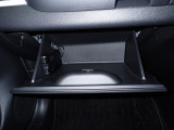 大型のグローBOXが装備されています。よく使うアイテムの収納に便利です、欲しい時にすぐに取り出せます♪