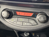 【オートエアコン】一度お好みの温度に設定すれば、車内の温度を検知し風量や温度を自動で調整。暑い&hellip;寒い&hellip;と何度もスイッチ操作をする必要はありません。快適な車内空間には必須の機能ですね♪