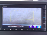 バックカメラの画像です。ガイドラインがスムースな車庫入れをサポートいたします。車庫入れの安心感がアップしますね。