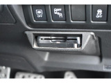 ハンドル右下にビルトインETC。車種専用ケースにて装着されており運転の邪魔にもならず高速の乗り降りも楽になります。