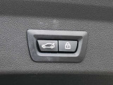 ボタン操作ひとつでトランクの開閉を可能とする電動トランクが付いております。
