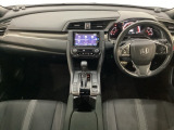 車内は光触媒抗菌消臭施工済です。インパネ周りはスタイリッシュなデザインで機能や装備も充実しています。グローブボックスやカップホルダーのほかにトレーなどたくさんの収納スペースが付いています。