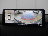 【360&deg;ビュー・モニター】クルマを真上から見たような俯瞰(ふかん)映像や助手席側のサイド映像など、視点を切り替えて表示。さまざまなアングルで視界をサポートします。