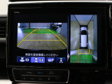 【マルチビューカメラシステム】カメラで映した周囲の映像をナビゲーション画面に表示し、ドライバーの死角を減らし運転負荷を軽減する機能です。映像は、車両の前後と左右のドアミラーに搭載した計4台で映します。