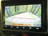 【バックカメラ】駐車時に後方がリアルタイム映像で確認できます。大型商業施設や立体駐車場での駐車時や、夜間のバック時に大活躍!運転スキルに関わらず、今や必須となった装備のひとつです!