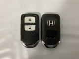 スマートキーを装備しています。鍵を差し込むことなくドアロックの開け閉めと、スタートボタン操作でのエンジンスタートができます。スペアキーも同じものを用意しております。