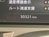 視認性に優れたメーターを採用しており、走行中でも車速や情報が分かりやすく表示されます。運転時の視線移動をむりのない範囲に抑え、快適で安心感のあるドライブをサポートします。