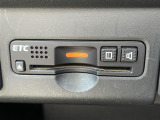 【ETC】有料道路を利用する際に料金所で停止することなく通過できる、ETC車載器(ノンストップ自動料金収受システム機器)が装備されています。セットアップを行うことで利用可能になります。