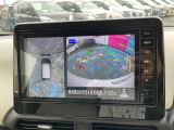 車を真上から見ているように、周囲の状況を把握しながら安心して駐車が行えるアラウンドビューモニター装備!